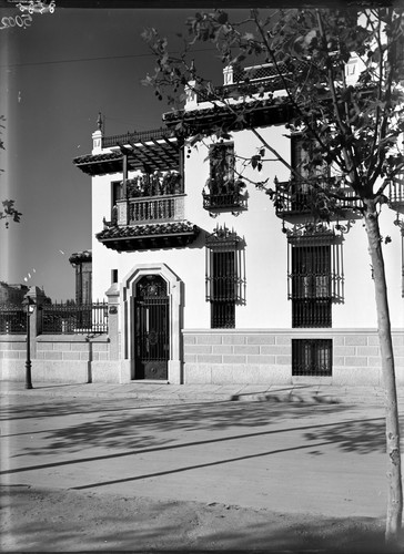 Fachada de una casa de estilo andaluz, vista de la entrada.