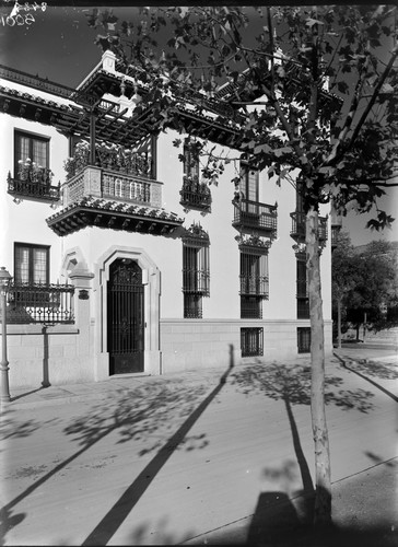 Fachada de una casa de estilo andaluz, vista de la entrada.