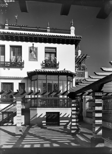 Fachada de una casa de estilo andaluz, detalle del porche.
