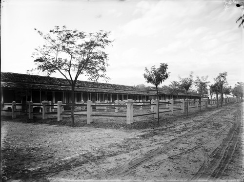 Vista de unos establos con un cercado para los caballos.